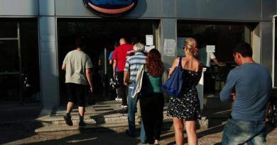 ارتفاع أعداد العاطلين عن العمل في اليونان في ذروة موسم العطلات