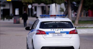 اليونان.. اعتقال أربعة أشخاص بتهم تهريب مهاجرين