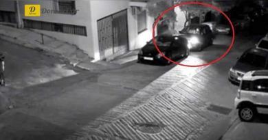 اعتقال أعضاء في منظمة إجرامية سرقوا سيارات واستخدموها لتهريب المهاجرين - فيديو