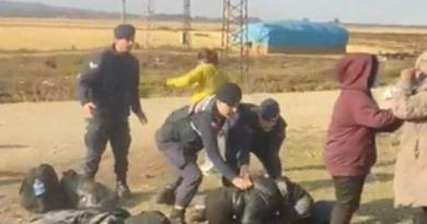 فيديو صادم من إيفروس.. الشرطة التركية تعتدي بضرب النساء والأطفال الذين تجمعوا على الحدود