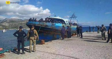 تم سحب وإنقاذ سفينة تحمل 430 مهاجراً قبالة جزيرة كريت