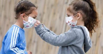 يحث أطباء الأطفال في اليونان على إعادة أقنعة الوجه إلى الأماكن المغلقة بسبب سلالة طافرة BQ.1