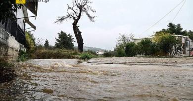 اليونان.. فيضانات وانهيارات أرضية وانقطاع التيار الكهربائي في عدة مناطق من البلاد - فيديو