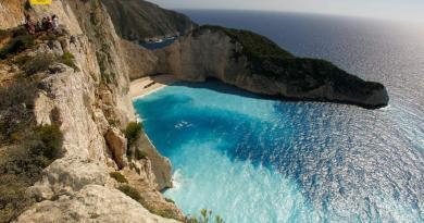 شاطئ زاكينثوس الشهير سيبقى مغلقًا أمام السياح والزائرين هذا الصيف