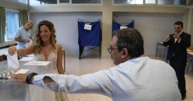 يصوت اليونانيون في ثاني انتخابات عامة خلال 5 أسابيع ويفضل الحزب المحافظ للفوز بالأغلبية