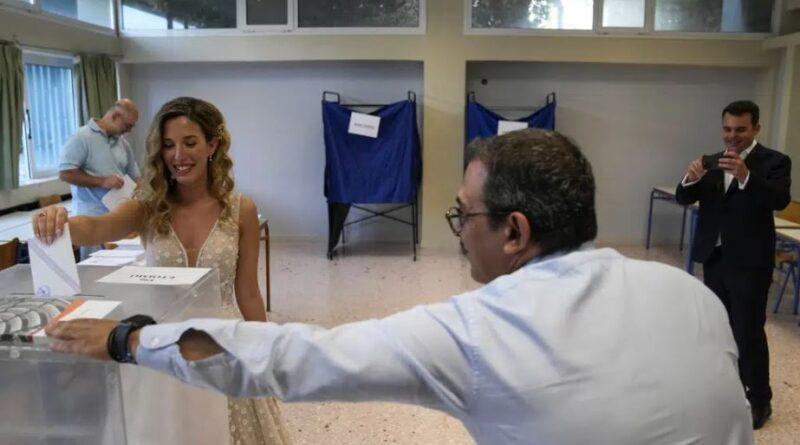 يصوت اليونانيون في ثاني انتخابات عامة خلال 5 أسابيع ويفضل الحزب المحافظ للفوز بالأغلبية
