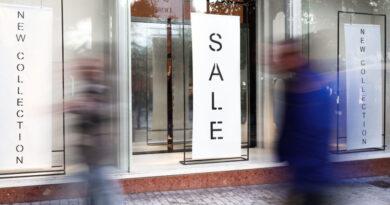 انطلاق موسم المبيعات الصيفية في اليونان غد الاثنين مع تخفيضات مثيرة تجذب الزبائن وعقوبات على الأسعار المضللة