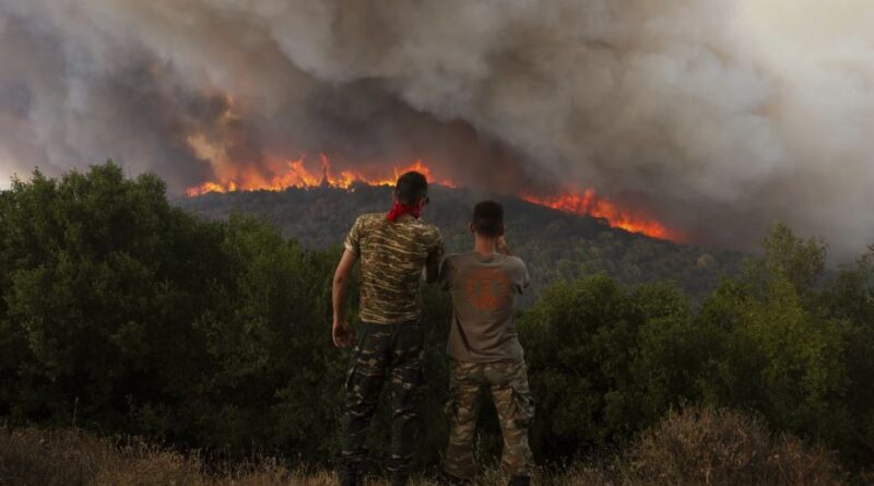 اليونان.. النيران تلتهم المنازل والغابات بينما تخرج حرائق الغابات التي خلفت 20 قتيلاً في اليونان عن السيطرة – صور