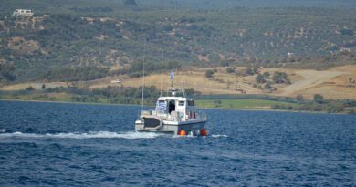 السلطات اليونانية تنقذ ما يقرب من 60 مهاجرا على متن قوارب صغيرة في بحر إيجه