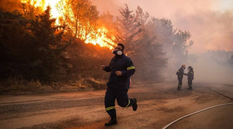 حرائق غابات كبيرة تجتاح شمال اليونان وإخلاء ثماني قرى