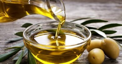 اليونان EFET تشدد الرقابة على زيت الزيتون وتحذر من الغش توصيات قبل شراء زيت الزيتون