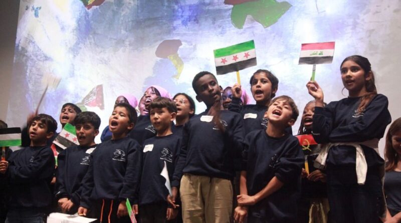 ألحان الأمل تتجلى على مسرح كونسرفتوار أثينا: أطفال لاجئون يلهبون القلوب بعرض “نوافذ على العالم”