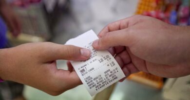 جلسة البرلمان المنتظرة: رئيس الوزراء كيرياكوس ميتسوتاكيس يقدم قانون الضرائب وسط انقسامات سياسية حادة