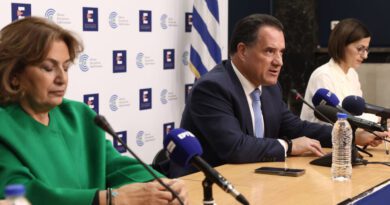 وزارة الصحة اليونانية تطلق حملة تطعيم استباقية ضد فيروس كوفيد-19 خلال موجة الشتاء - وزير الصحة يعلن خططًا محدثة للحفاظ على صحة المواطنين