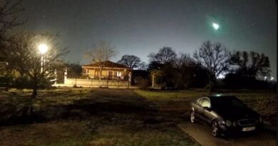 رصد نيزك الكرة النارية يتلألأ في سماء أثينا لحظات ساحرة تدهش السكان - فيديو