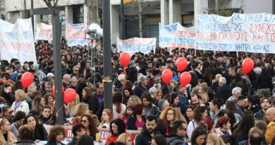 إضرابات تشل اليونان - توقف القطارات والعبارات في ذكرى أسوأ كارثة للسكك الحديدية في اليونان