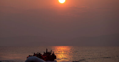 البحرية اليونانية تنقذ 72 مهاجرًا قبالة جزيرة كريت