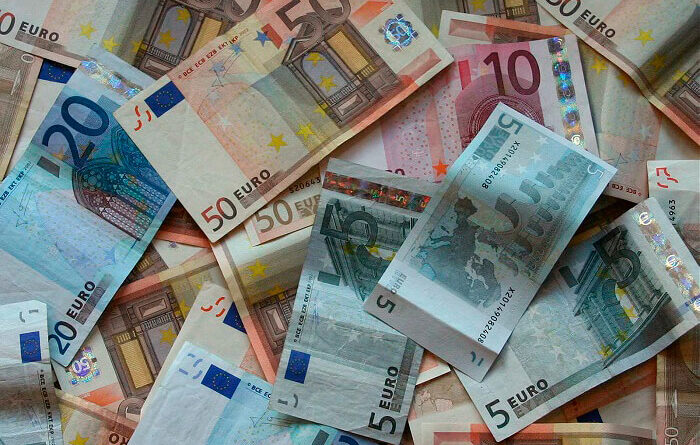 اليونان ترفع الحد الأدنى للأجور إلى 830 يورو من 780 يورو