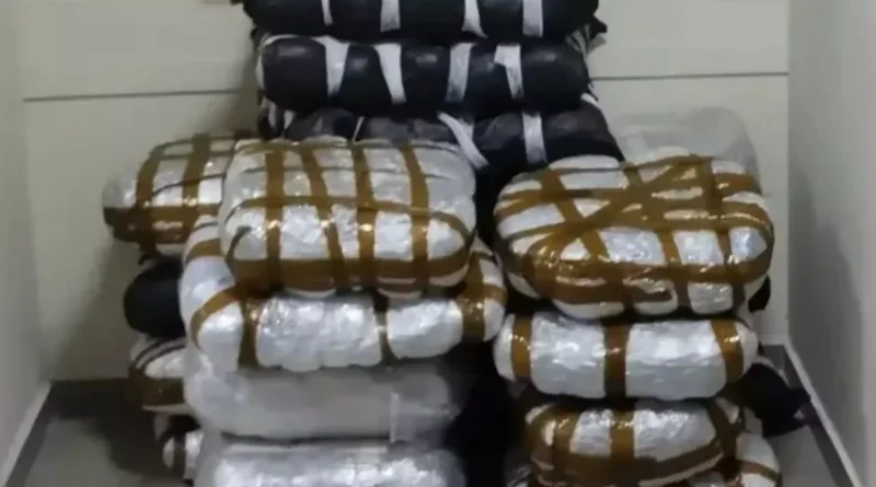 القبض على 3 مشتبه بهم من بينهم ضابطا شرطة بتهمة تهريب المخدرات في ايغومنيتسا