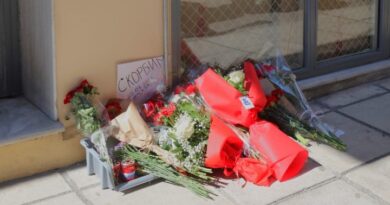 الزهور والشموع تلقي بظلالها أمام القنصلية الروسية في سالونيك