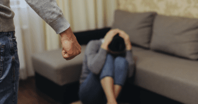 اليونان تفشي العنف المنزلي مع 852 حادثة في تسعة أيام واعتقال 617 شخصًا