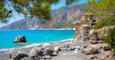 اكتشف جمال أجيوس بافلوس الشاطئ المعزول والكنيسة البيزنطية