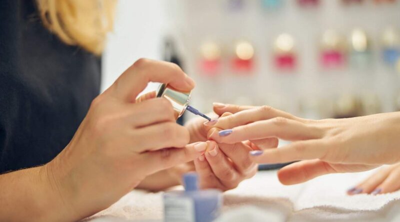 تغريم فنية أظافر بمبلغ 35 ألف يورو لإدارة أعمال "غير قانونية" من المنزل