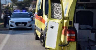 حادث مروري خطير في أثينا سيارة تصدم فتاة وتفر من المكان