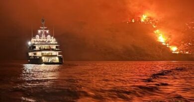 اعتقال 13 شخصا بعد اندلاع حريق في غابة الصنوبر بجزيرة هيدرا بسبب الألعاب النارية من يخت فاخر