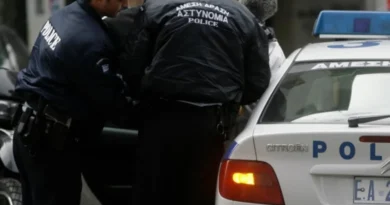القبض على 14 شخصا في أثينا بتهمة ابتزاز أصحاب المحال التجارية