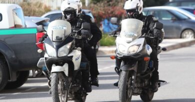 القبض على امرأة في لاريسا بتهمة العنف الأسري بعد ضغط زوجها على زر الذعر