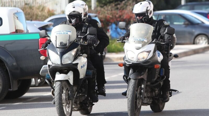 القبض على امرأة في لاريسا بتهمة العنف الأسري بعد ضغط زوجها على زر الذعر