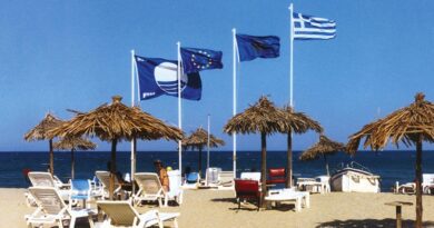 مفتشون يونانيين ودوليين يجردون 22 شاطئا من العلم الأزرق في اليونان