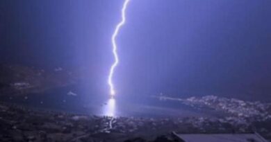 أكثر من 15 ألف صاعقة تتسبب في اندلاع 62 حريقا في الغابات باليونان