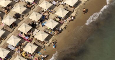 السلطات اليونانية تكثف تفتيش الشواطئ وتفرض غرامات بقيمة 800 ألف يورو