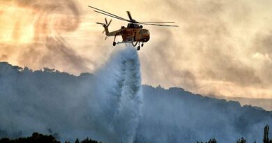 اليونان تعلن حالة التأهب وسط اندلاع حرائق غابات هائلة