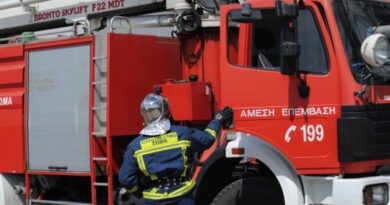 اندلاع حريق في شقة عند تقاطع شارعي ألكامينوس وأجيوس ميليتيو في أثينا يستدعي تدخل فرق الإطفاء