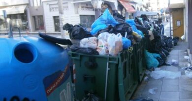 بلدية أثينا تدعو المواطنين والشركات لعدم إخراج النفايات في أوقات الذروة بسبب ارتفاع درجات الحرارة