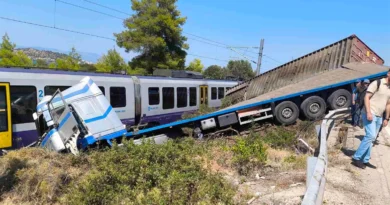 شاحنة تصطدم بقطار على متنه 130 راكبا في إيفيا وإصابة ثلاثة أشخاص (فيديو)