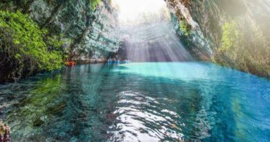 جزيرة كيفالونيا: جوهرة البحر الأيوني التي تجمع بين الجمال الطبيعي والتاريخ العريق