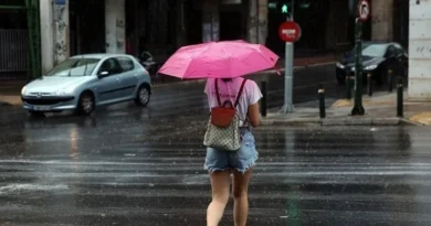 الطقس في اليونان اليوم: تقلبات جوية مع انخفاض في درجات الحرارة وهطول أمطار