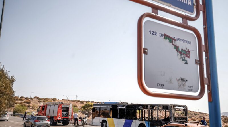 حريق يلتهم حافلة في شارع بوسيدونوس بالقرب من منطقة فولياجميني