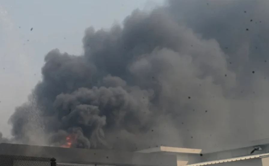 الحرائق تلتهم مصنعا في فريليسيا بالقرب خالاندري انفجارات متتالية تعم المنطقة