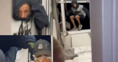 أربعة لصوص يرهبون عائلة سياحية في كورنث ويقتحمون منزلهم