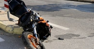 اعتقال أحد المشاة بتهمة التسبب في وفاة سائق دراجة نارية بعد حادث مروع في أثينا