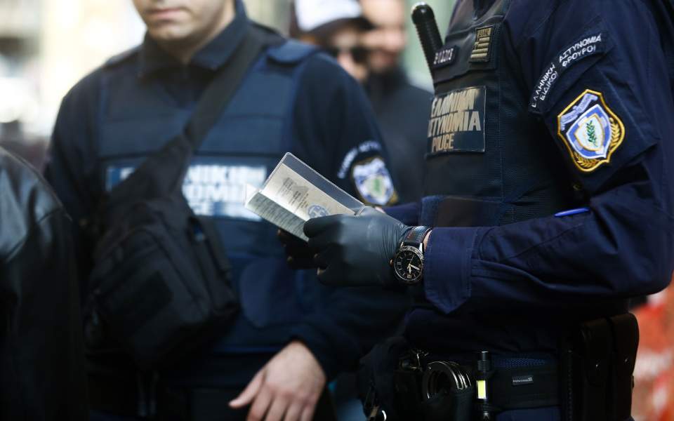 الشرطة تلقي القبض على ثلاثة لصوص متنكرين بزي رجال شرطة في أثينا