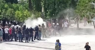 توترات وتصعيد في ميدان سينتاجما خلال مسيرة محظورة من قبل الشرطة اليونانية