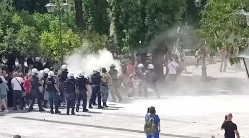 توترات وتصعيد في ميدان سينتاجما خلال مسيرة محظورة من قبل الشرطة اليونانية