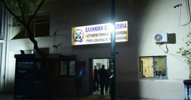 تحقيق رسمي في وفاة مهاجر باكستاني داخل مركز شرطة أغيوس بانتيليموناس وأدلة جديدة تثير الشكوك حول تعرضه للعنف