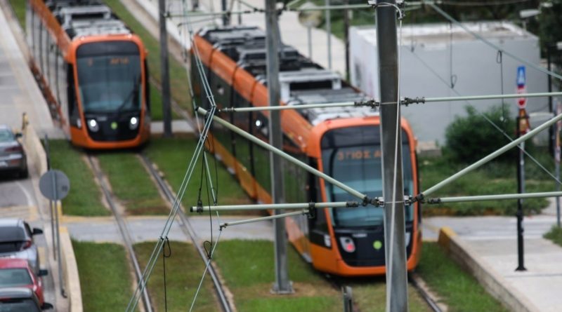 حادث مروع في نيا سميرني ترام يدهس قاصرا على زلاجة ويوقف حركة المرور